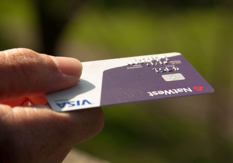 Jakie mogą być konsekwencje utraty karty płatniczej i jak im zapobiec?